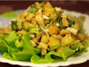 Салат с покупными сухариками и помидорами