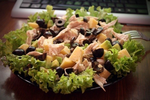 Салат с маслинами и курицей