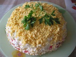 Слоеный салат с рыбой