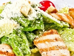 Салат “цезарь с курицей”