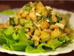 Салат с покупными сухариками и помидорами