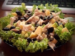 Салат с маслинами и курицей