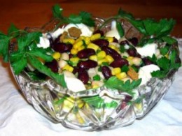 Салата с сухариками и фасолью